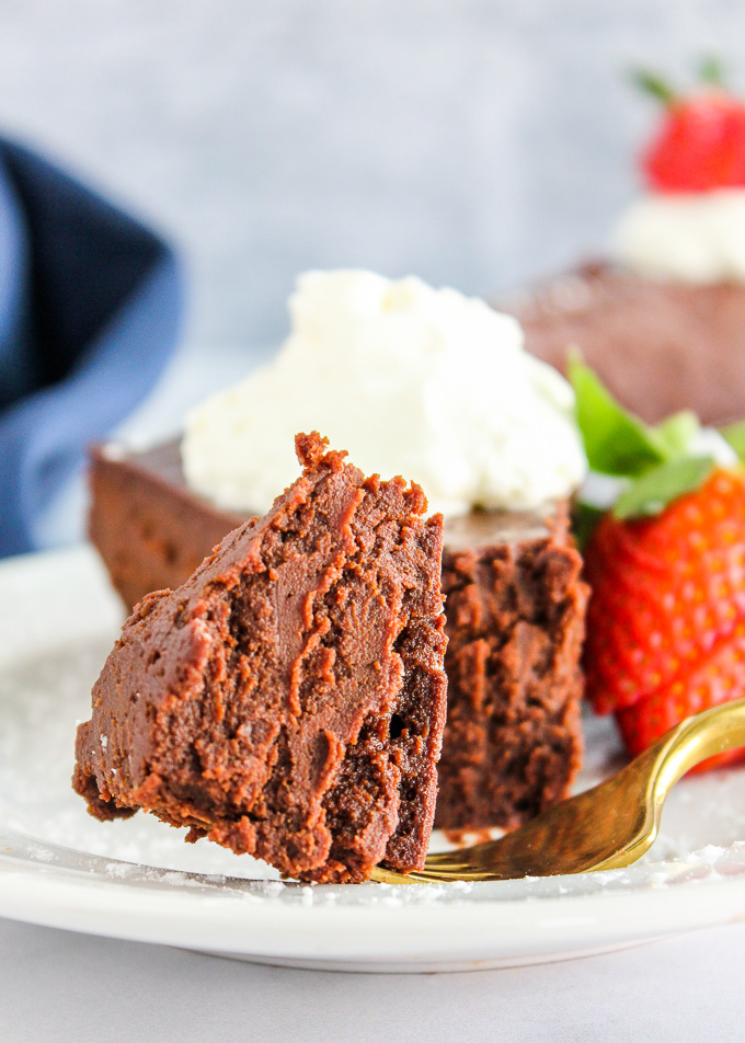 Flourless Chocolate Cake! My favorite cake ever! This fudge like creamy chocolate cake is gluten free too! So rich, creamy and delicious! via bakedinaz.com #cake #chocolate #flourlesscake #dessert #rich